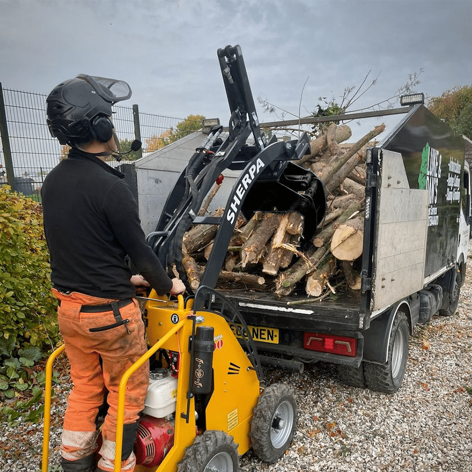 SHERPA 100 small met bomenklem aan het werk